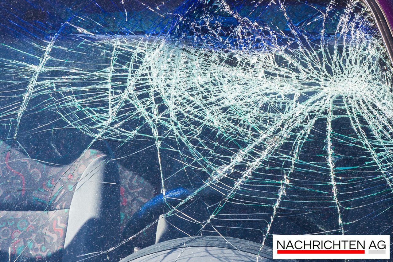 Drama auf der Straße: Pkw kracht in Hermagor gegen Brückengeländer!