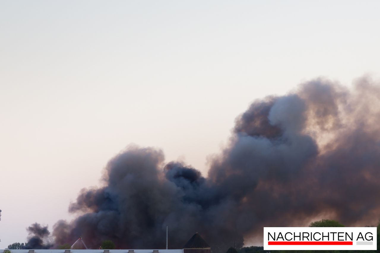Großbrand in Kobenz: Feuerwehr kämpft gegen meterhohe Flammen!